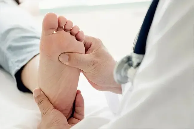 17 choses qui peuvent mal tourner avec vos pieds à mesure que vous vieillissez